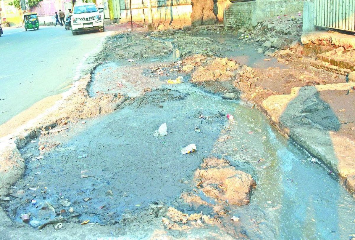 sewer overflows in agra due to strike of private company workers