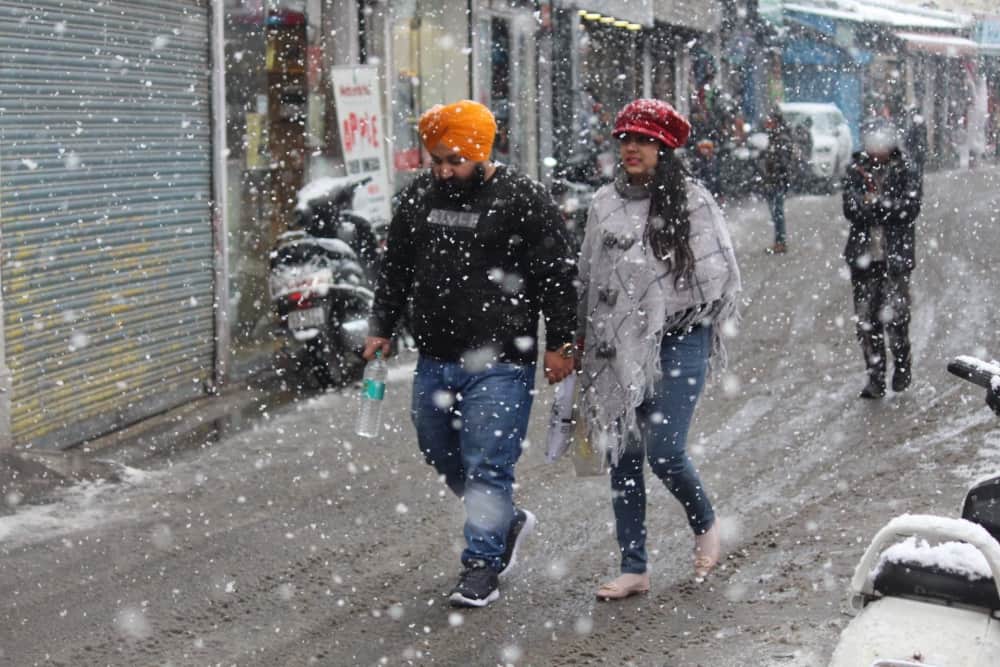 Uttarakhand Weather : snowfall in mussoorie, dhanaulti, auli and other hill station