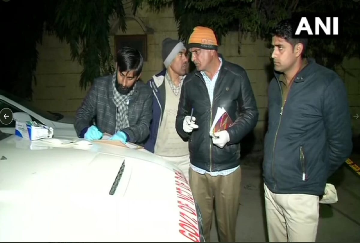 Delhi police woman sub inspector found dead in rohini 
