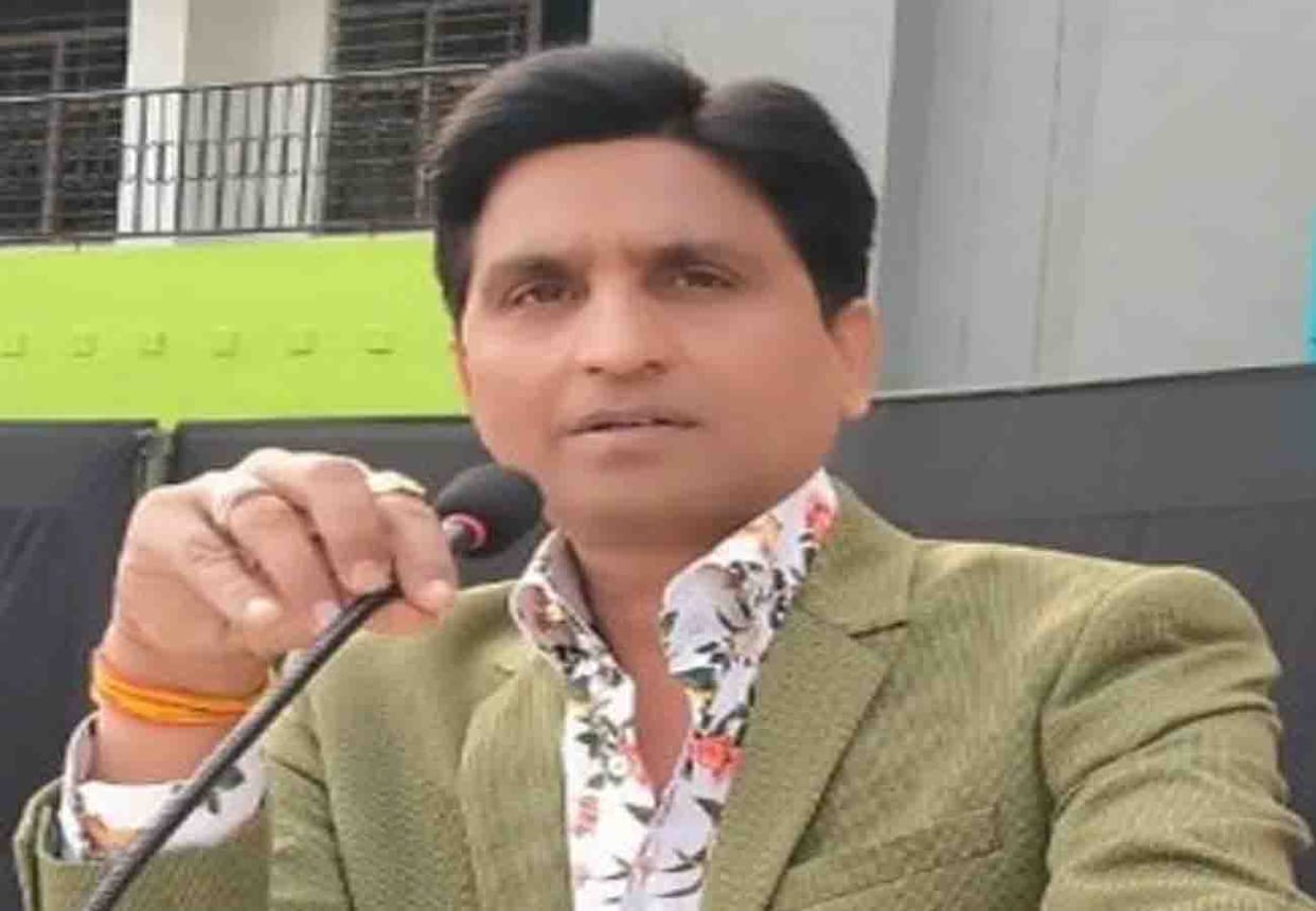 Fan wrote Kumar Vishwas is such a person whose written Hindi people not understand poet gave a befitting reply