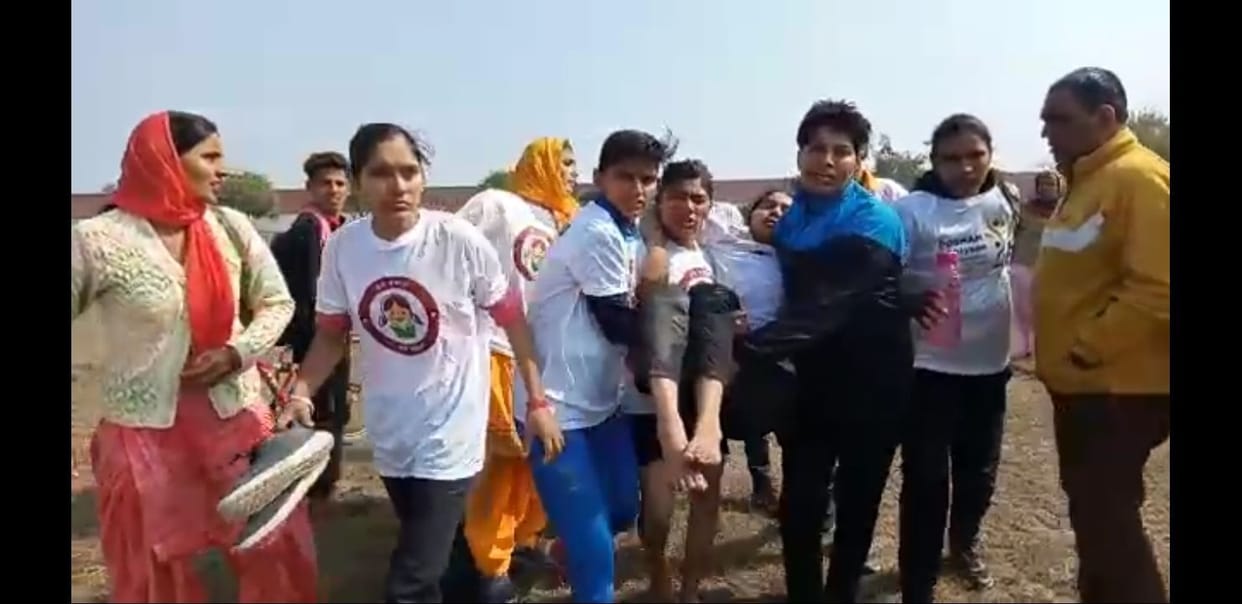 Girl fell unconscious in sports event, did not get first aid on the spot