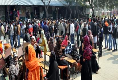 मतदान करते मतदाता