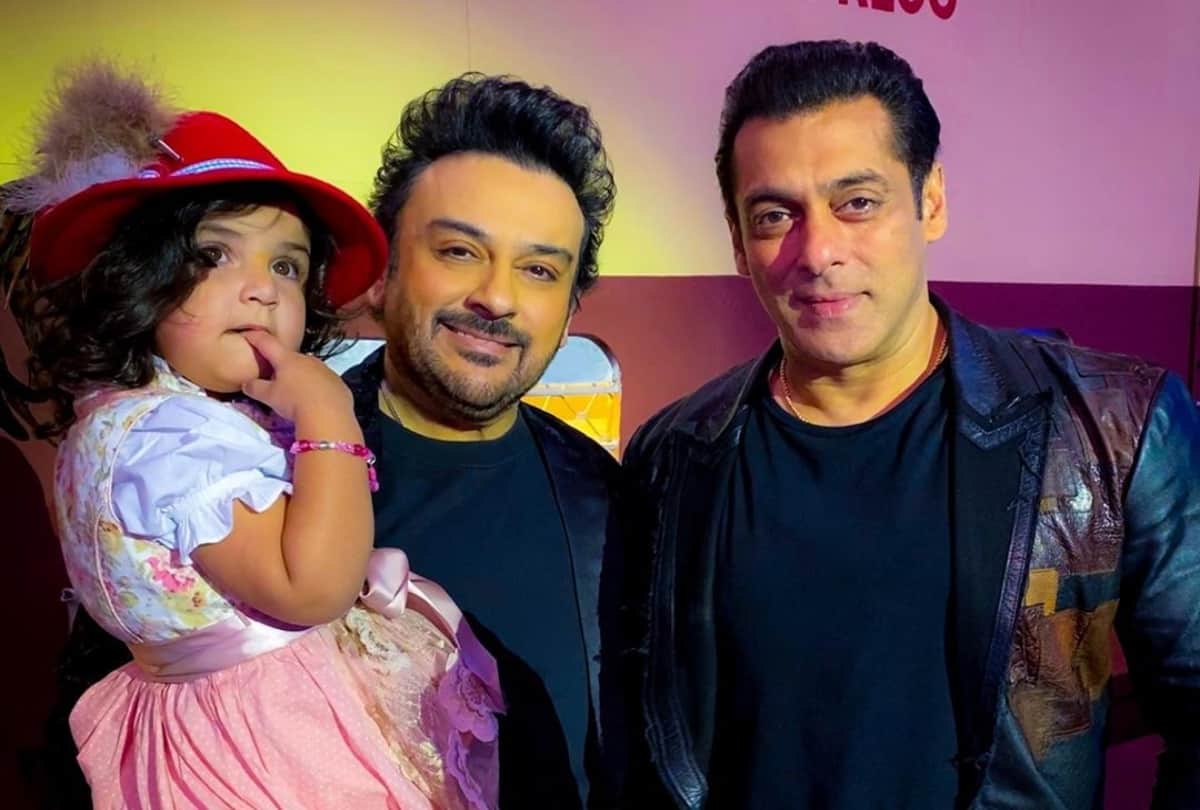 bigg boss 13 photos adnan sami with family and salman khan on stage