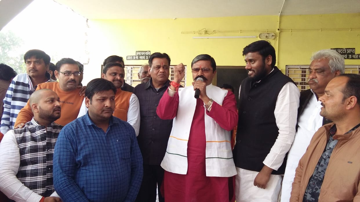totee le jaane vaale bajat ko bata rahe khokhala: maheshachandr gupta