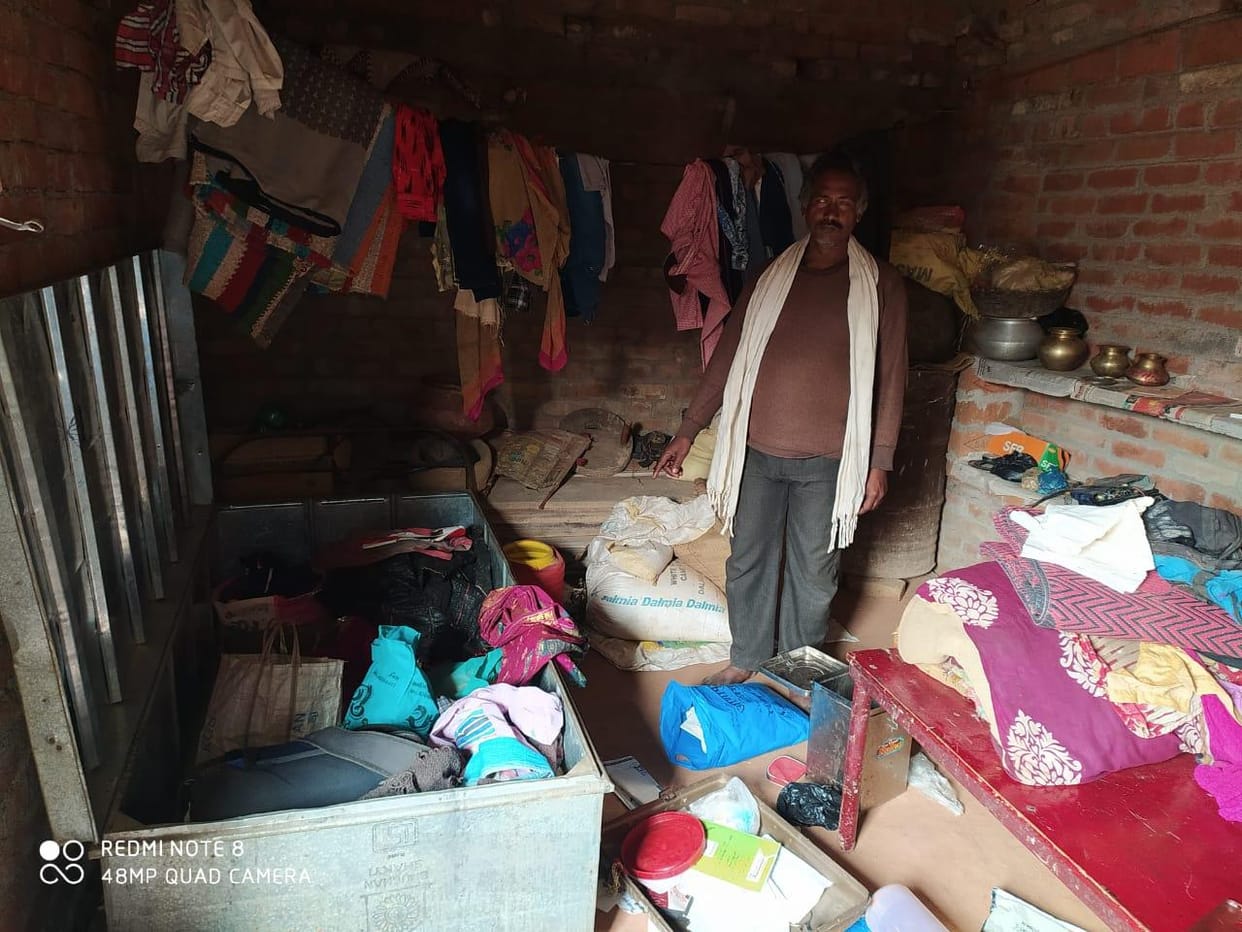 Jewelry-cash theft by breaking the lock of farmer's house