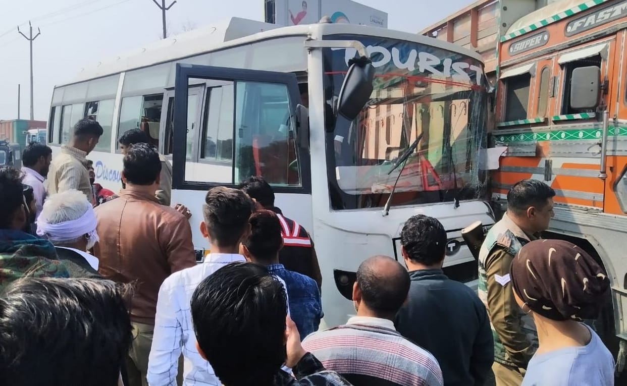 Bus caught in truck, six baratis injured
