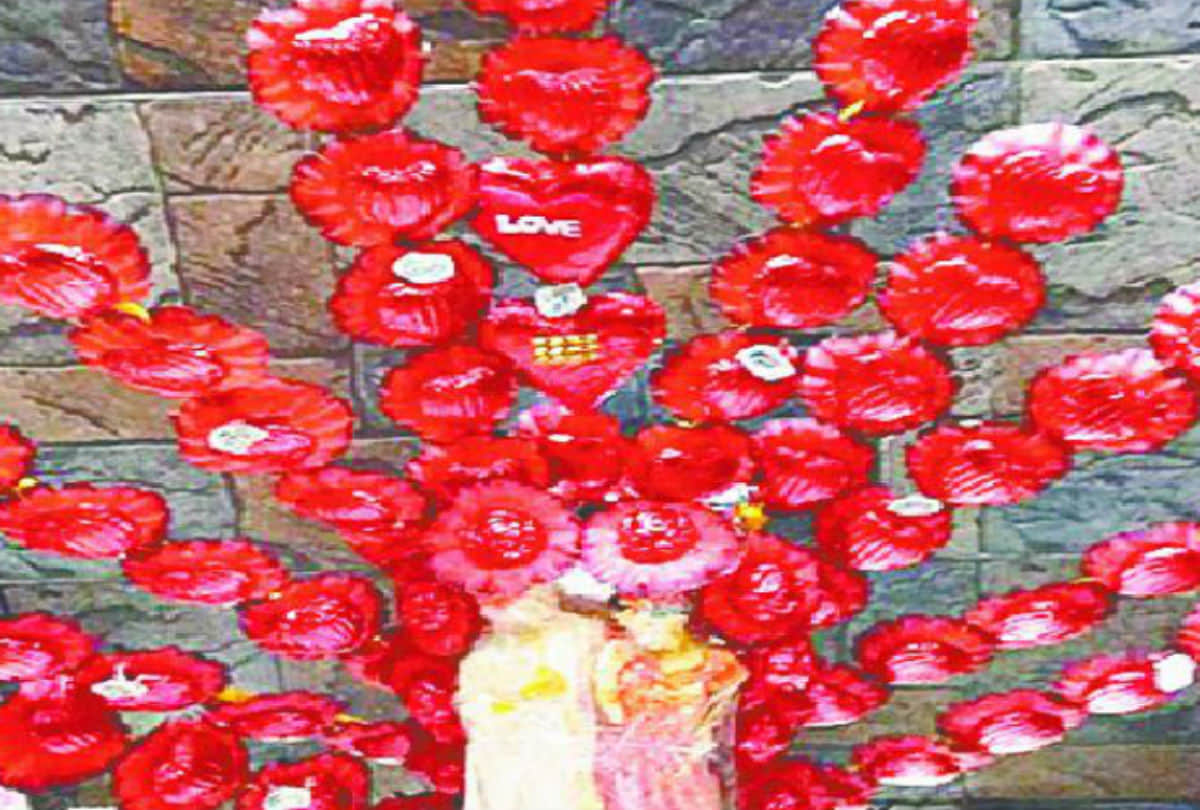 Valentine Week Chocolate Day Celebration In Agra
