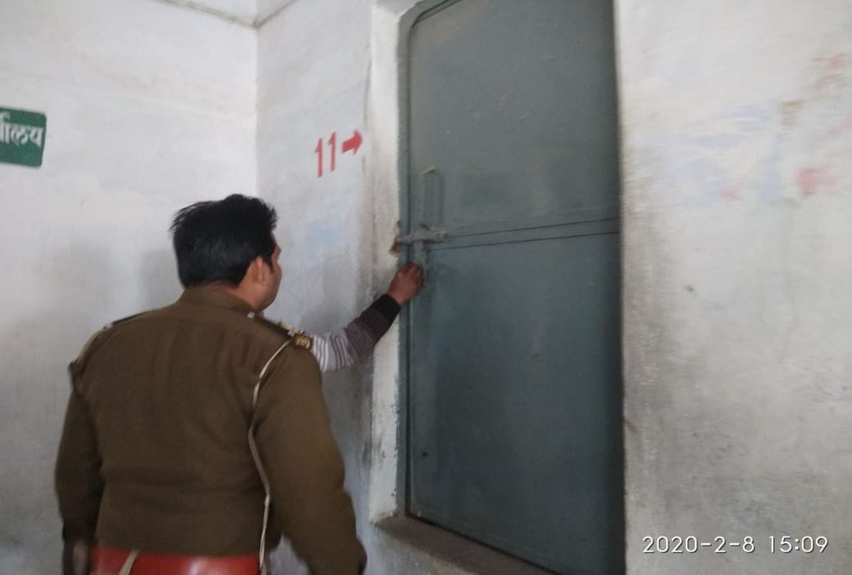 tried to steal UP board exam question paper from collage in mainpuri
