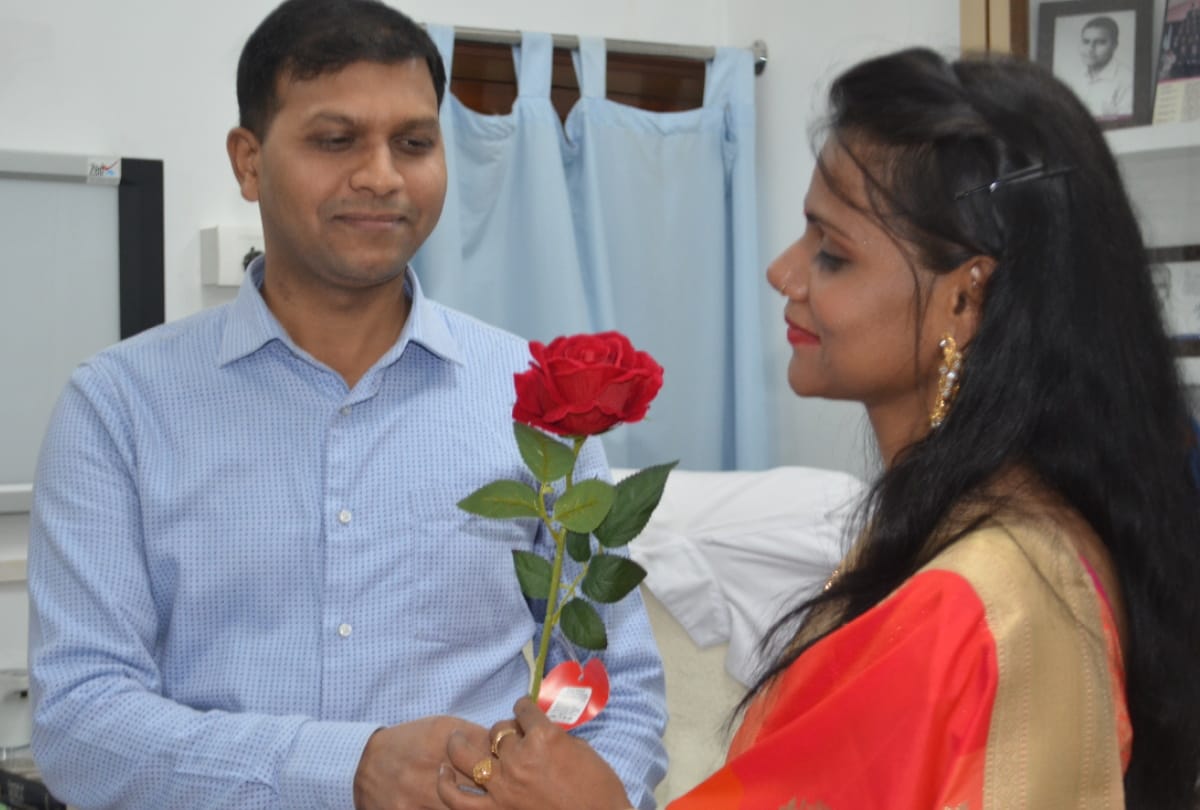 Valentine week second day Propose day celebration in gorakhpur