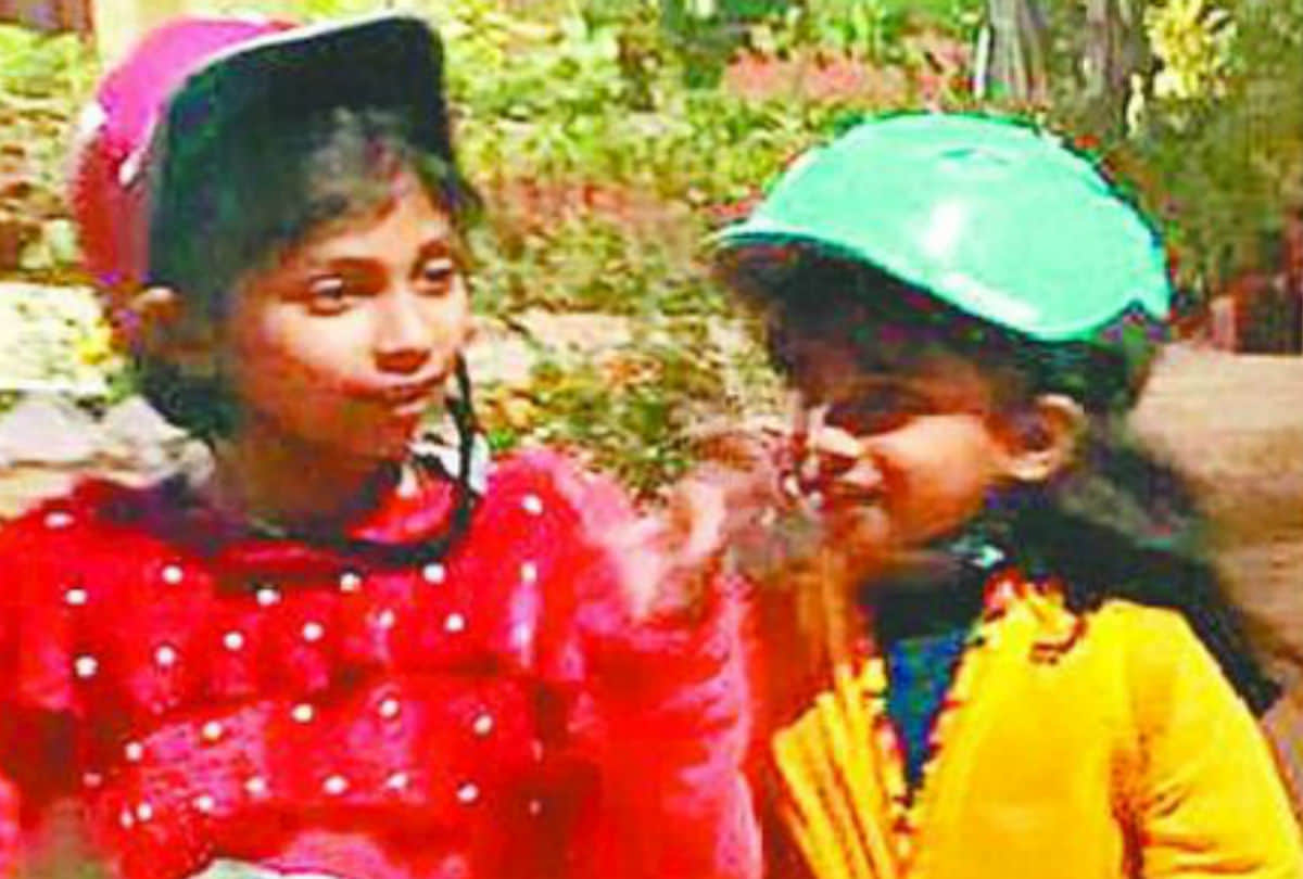 people wear helmet during walking in dayalbagh agra