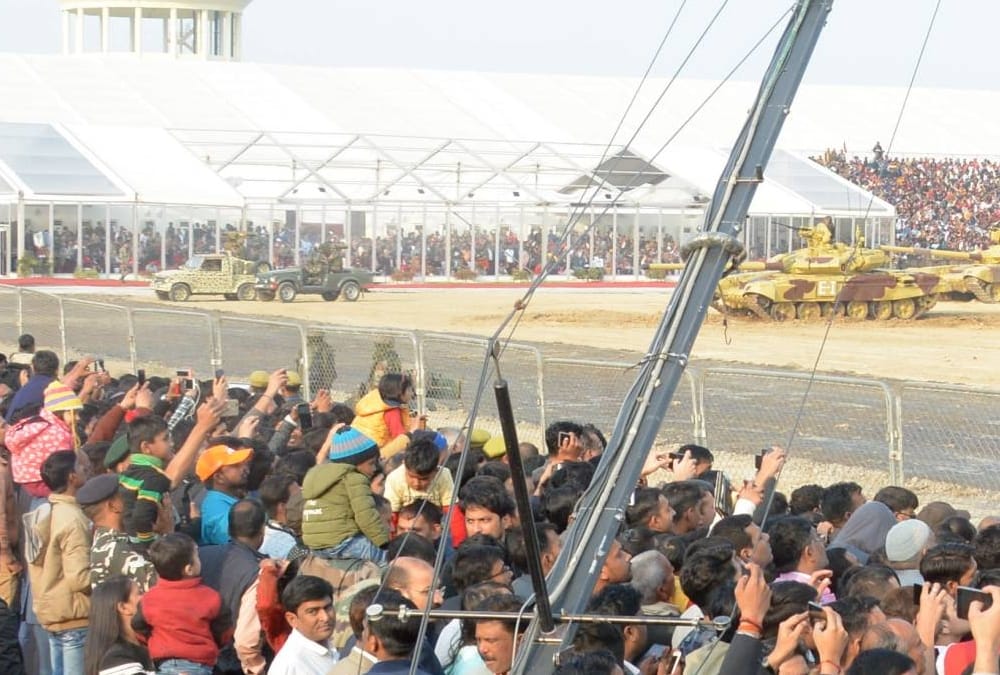 big crowd to see defence expo in Lucknow.