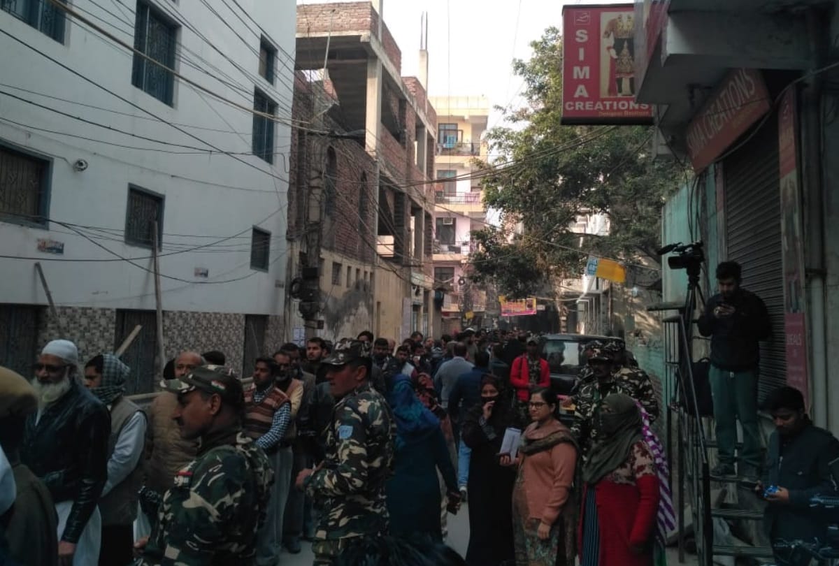 Delhi Election 2020: shaheen bagh protest site empty long queue at polling booths jamia shaheen bagh