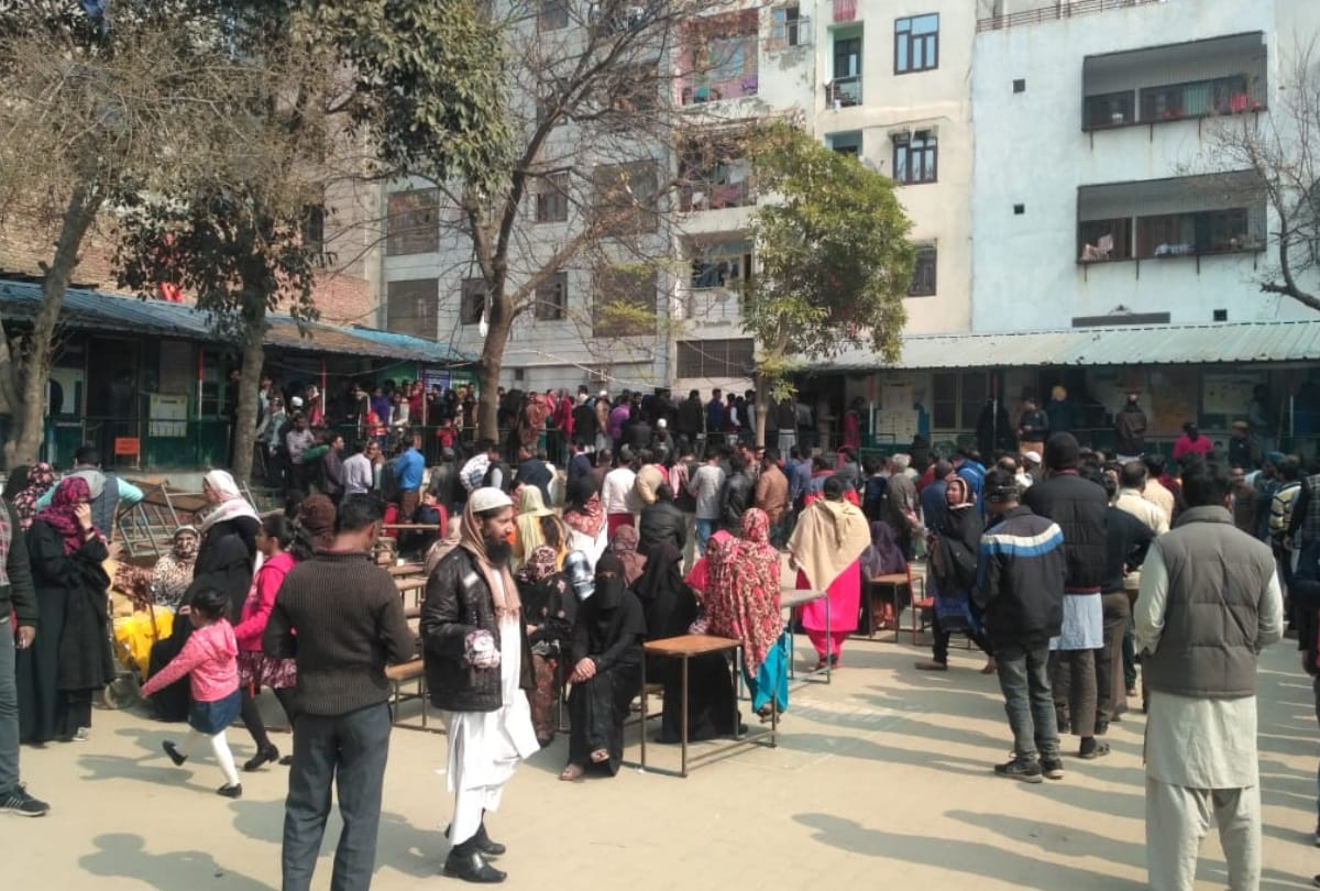 Delhi Election 2020: shaheen bagh protest site empty long queue at polling booths jamia shaheen bagh