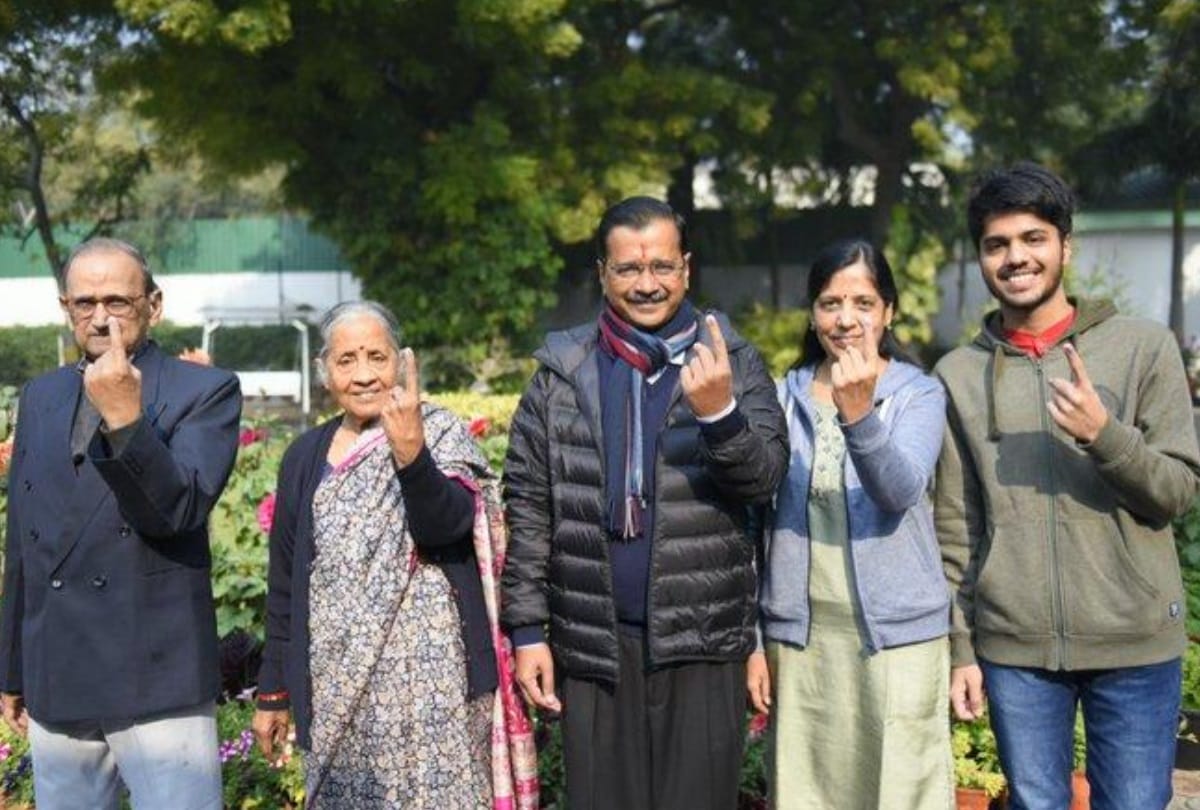 Delhi Election 2020: kejriwal cast vote with wife mother father son says AAP will form government