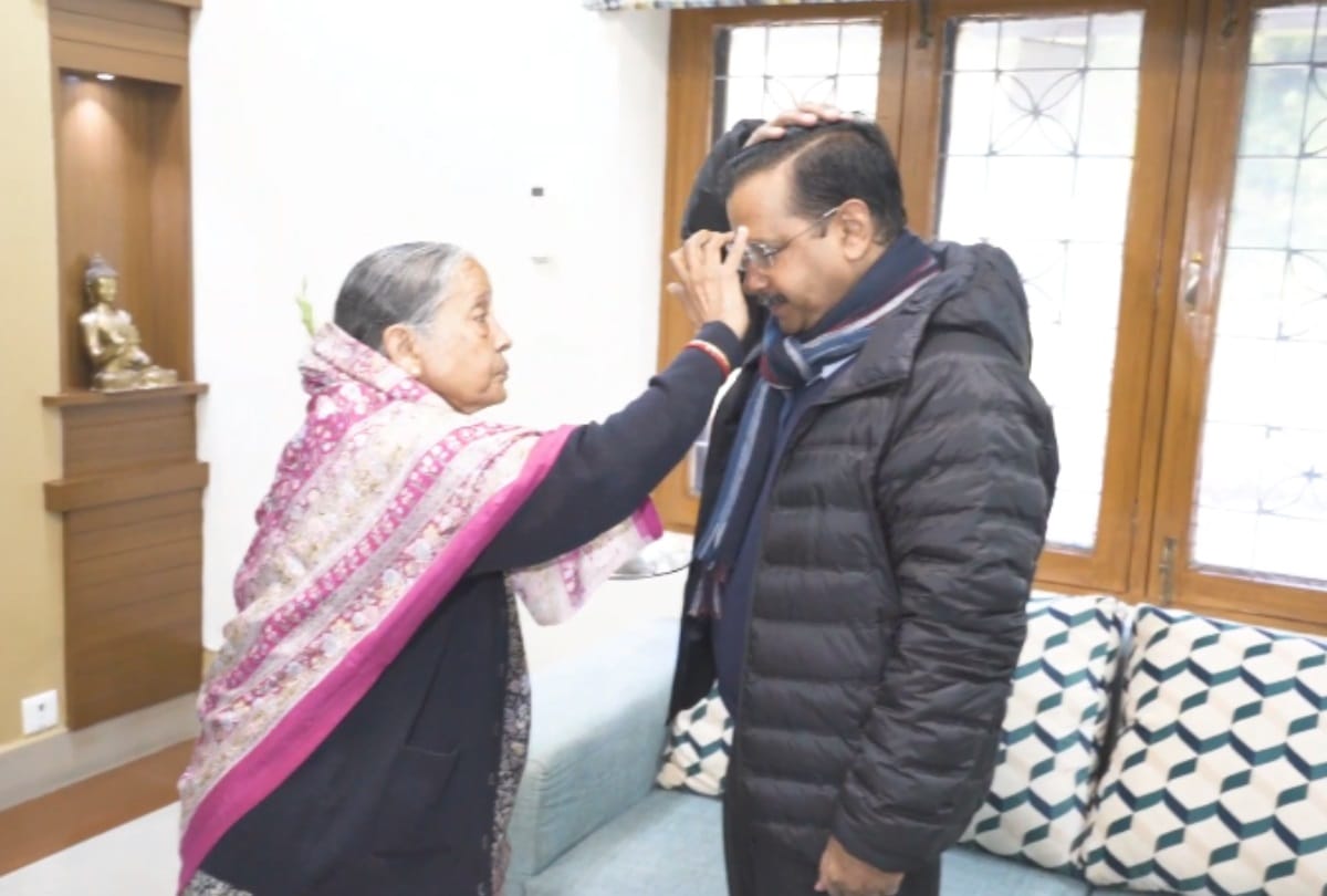 Delhi Election 2020: kejriwal cast vote with wife mother father son says AAP will form government
