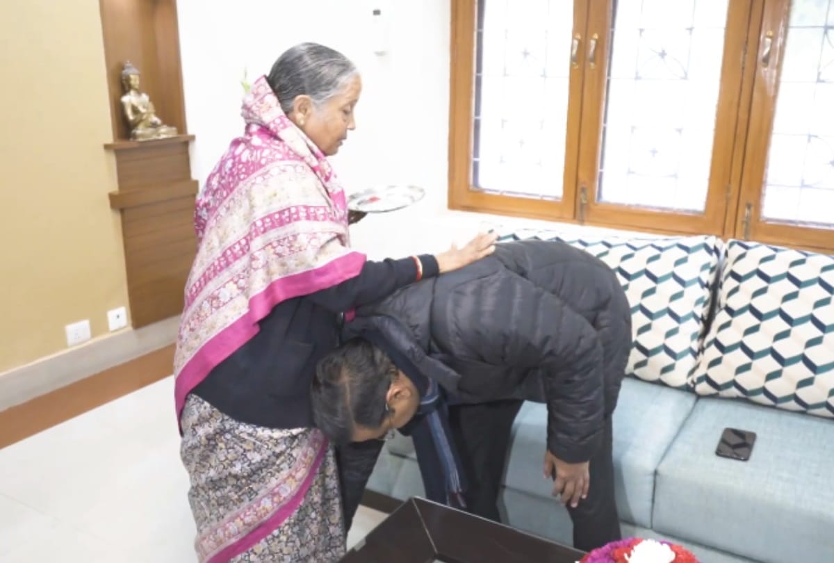 Delhi Election 2020: kejriwal cast vote with wife mother father son says AAP will form government