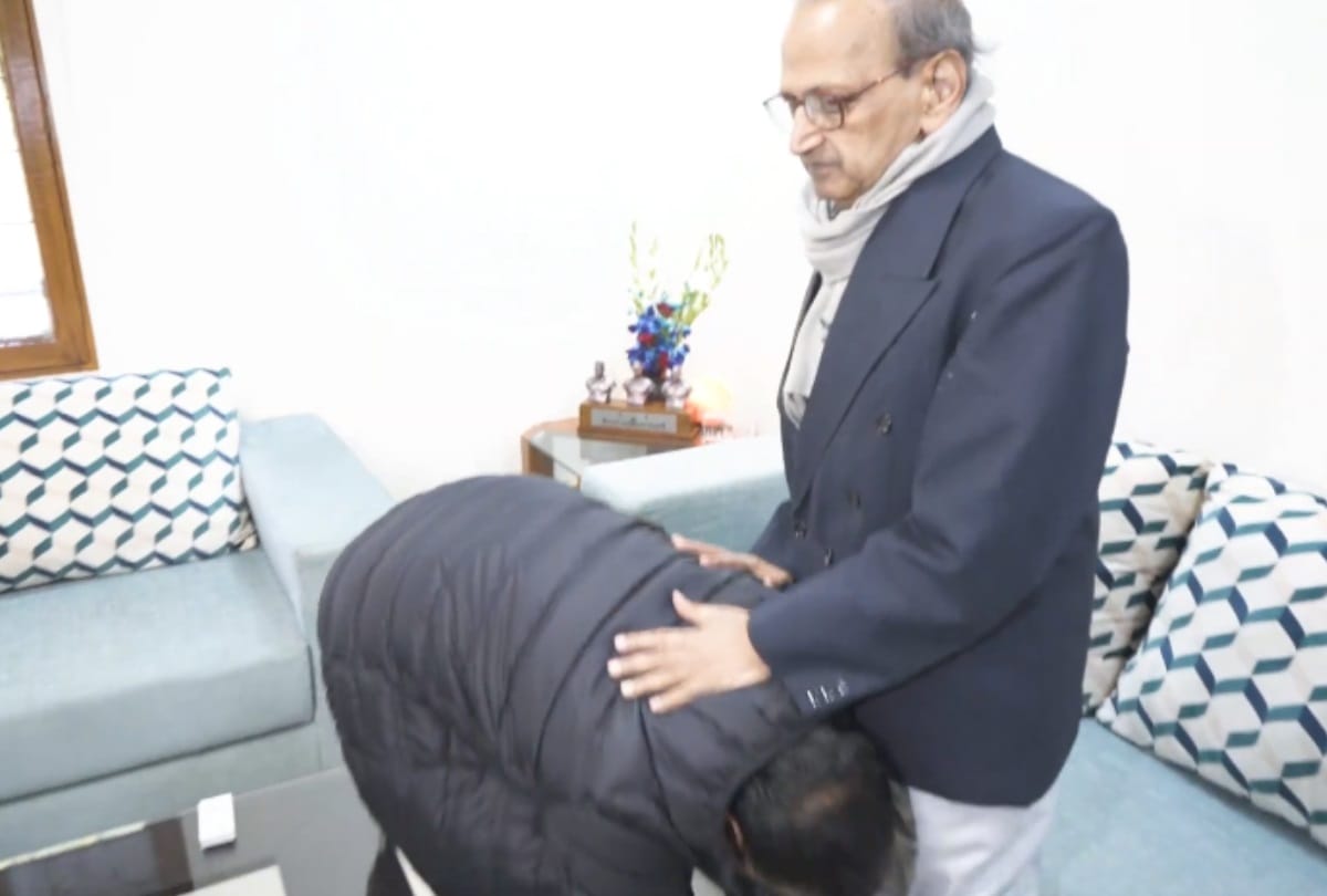 Delhi Election 2020: kejriwal cast vote with wife mother father son says AAP will form government