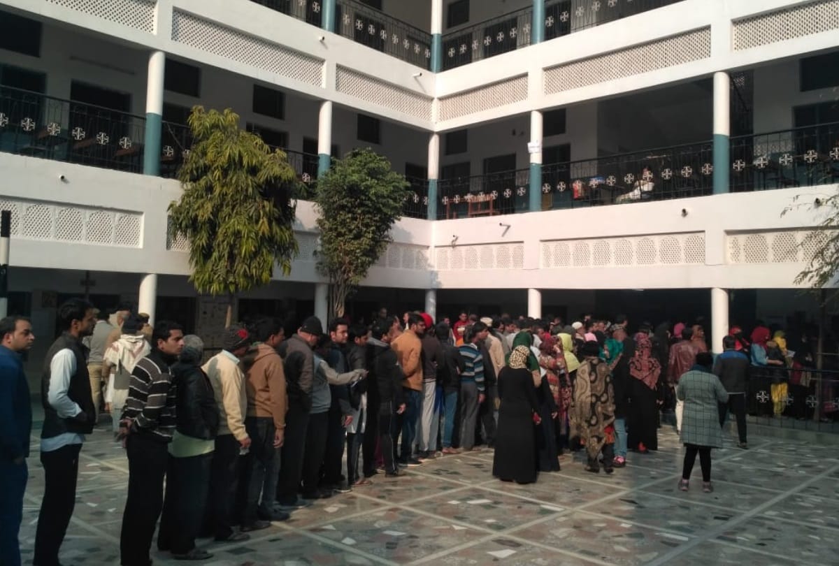 Delhi Election 2020: shaheen bagh protest site empty long queue at polling booths jamia shaheen bagh