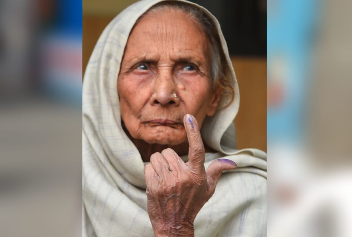 delhi election 2020 110 year old oldest voter of delhi cast her vote and other senior citizen too