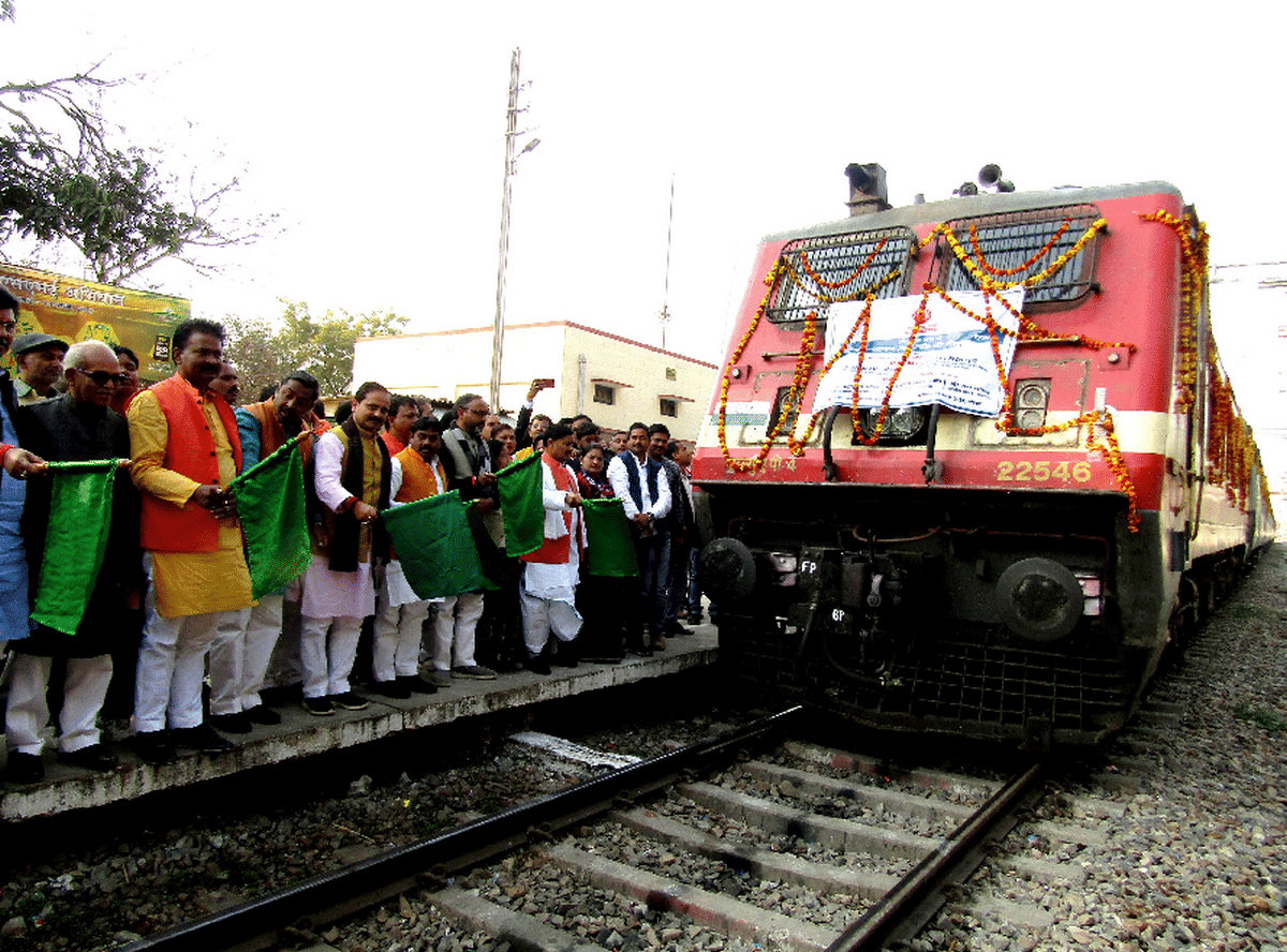 Coronavirus Hrithik Roshan vivek oberoi and other bollywood celebs tweet for indian railway