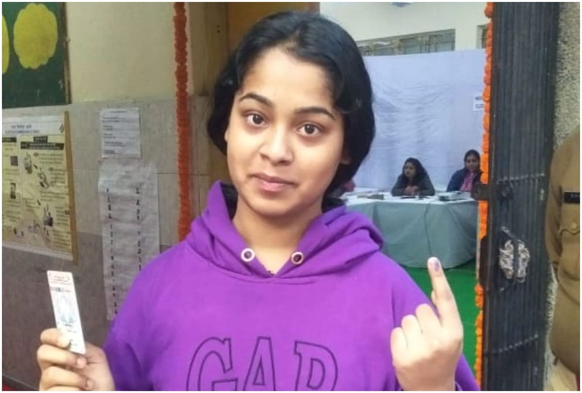 Delhi Assembly Election 2020 enthusiasm in First time voters, Kejriwal son pulkit also cast vote