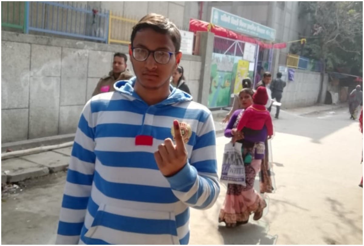 Delhi Assembly Election 2020 enthusiasm in First time voters, Kejriwal son pulkit also cast vote