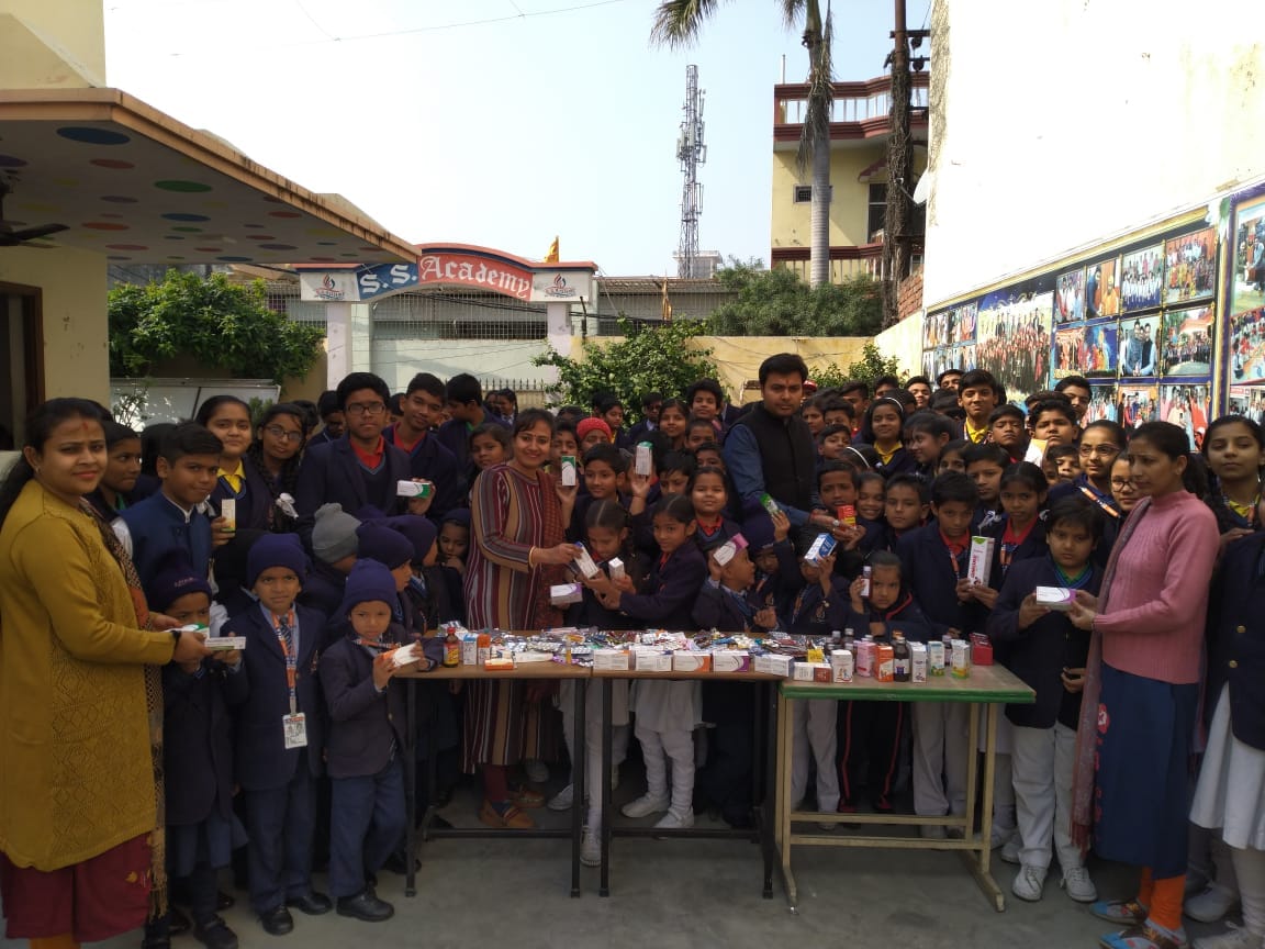 gorakhpur SS Academy students donated medicines in amar ujala foundation medicine bank