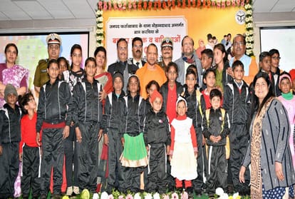 CM yogi honored children, parents and policemen in lucknow