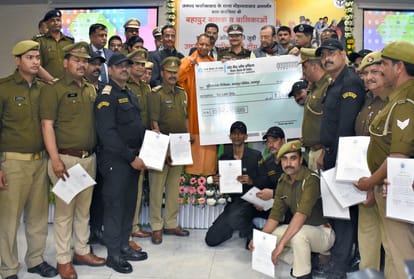 CM yogi honored children, parents and policemen in lucknow