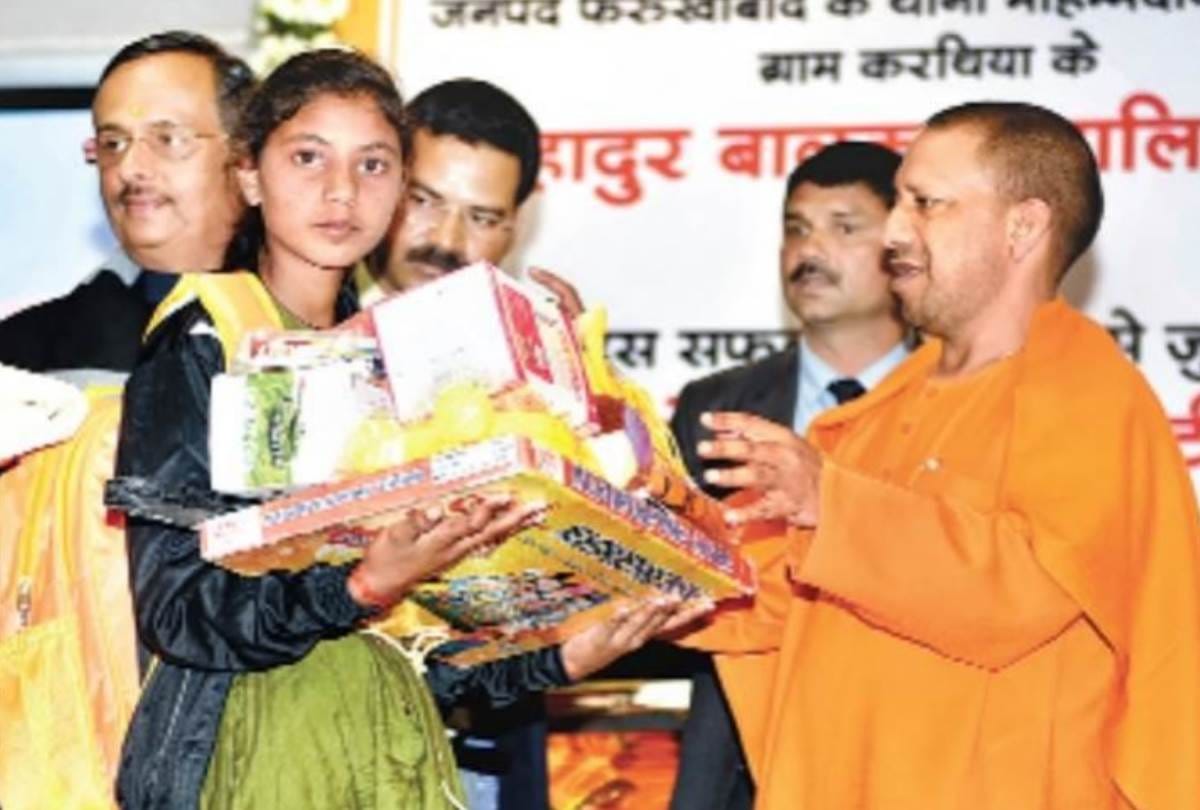 CM yogi honored children, parents and policemen in lucknow