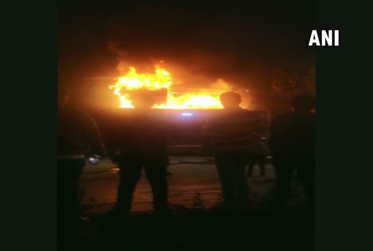  fire breakout due to high tension wire fall on restaurant greater Faridabad