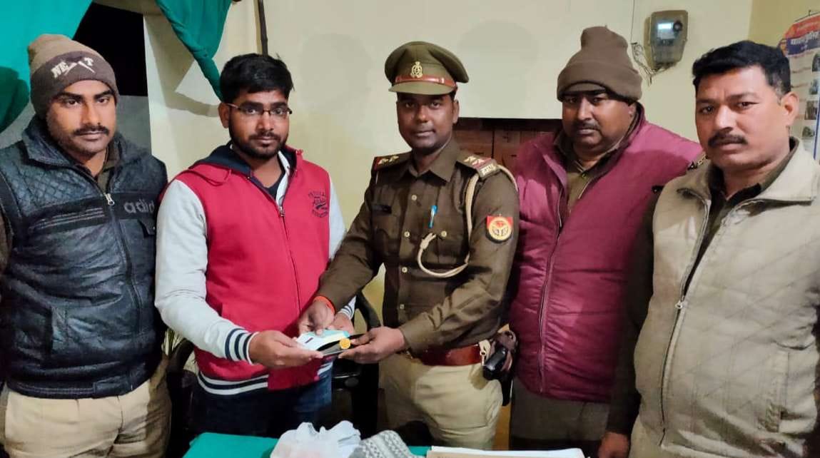 Jewelry and rupee checkpoint incharge returned to the woman