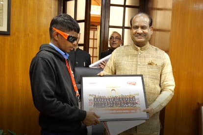 Lok Sabha Speaker Om Birla meets students of Atul Maheshwari Scholarship