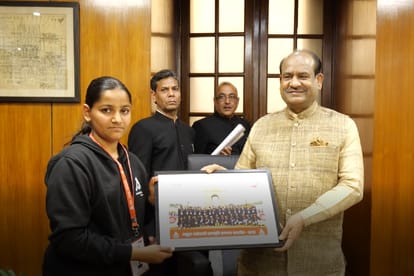Lok Sabha Speaker Om Birla meets students of Atul Maheshwari Scholarship