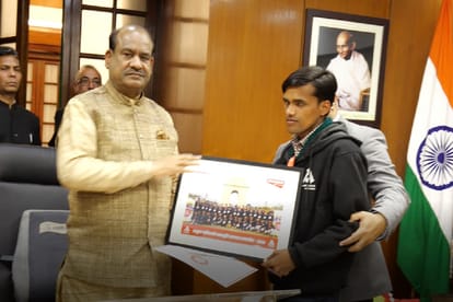 Lok Sabha Speaker Om Birla meets students of Atul Maheshwari Scholarship
