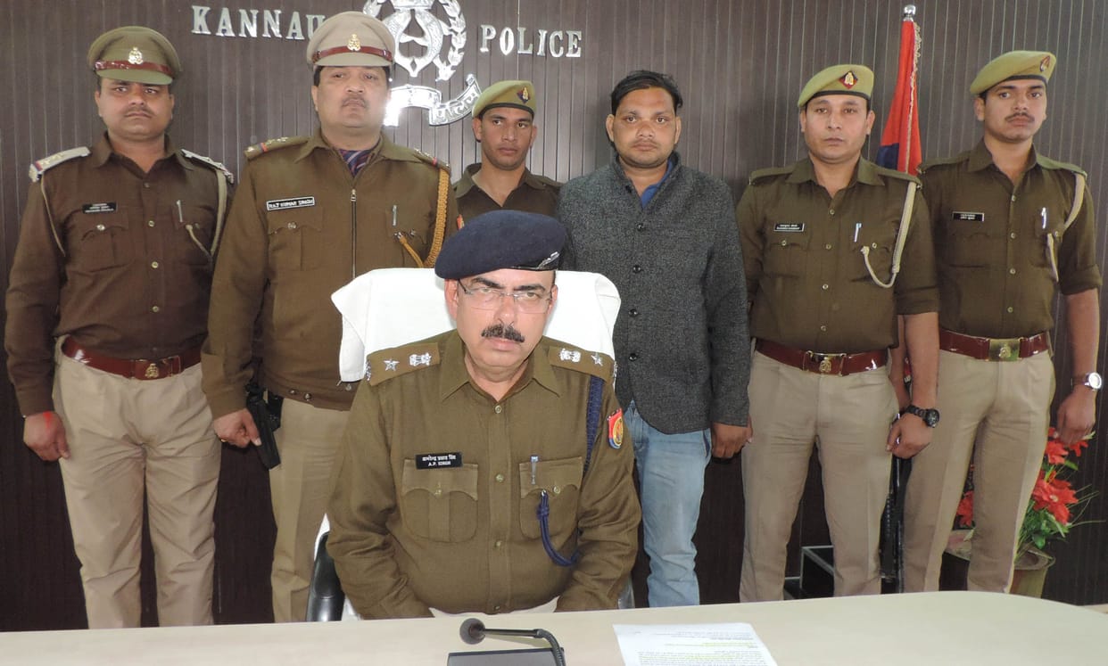 pulis ne ek saal se pharaar 25 hajaar ka inaamiya pakada