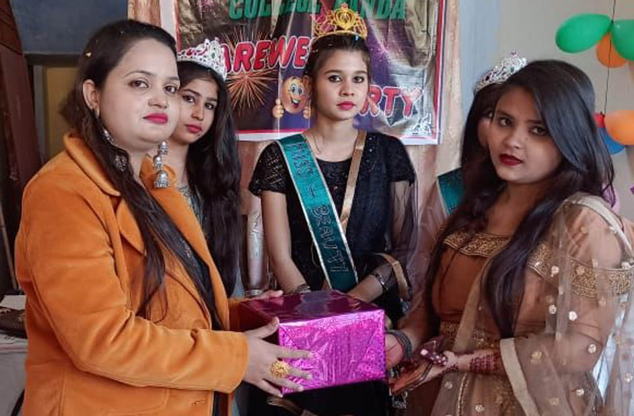 Farewell to board girls by giving gifts