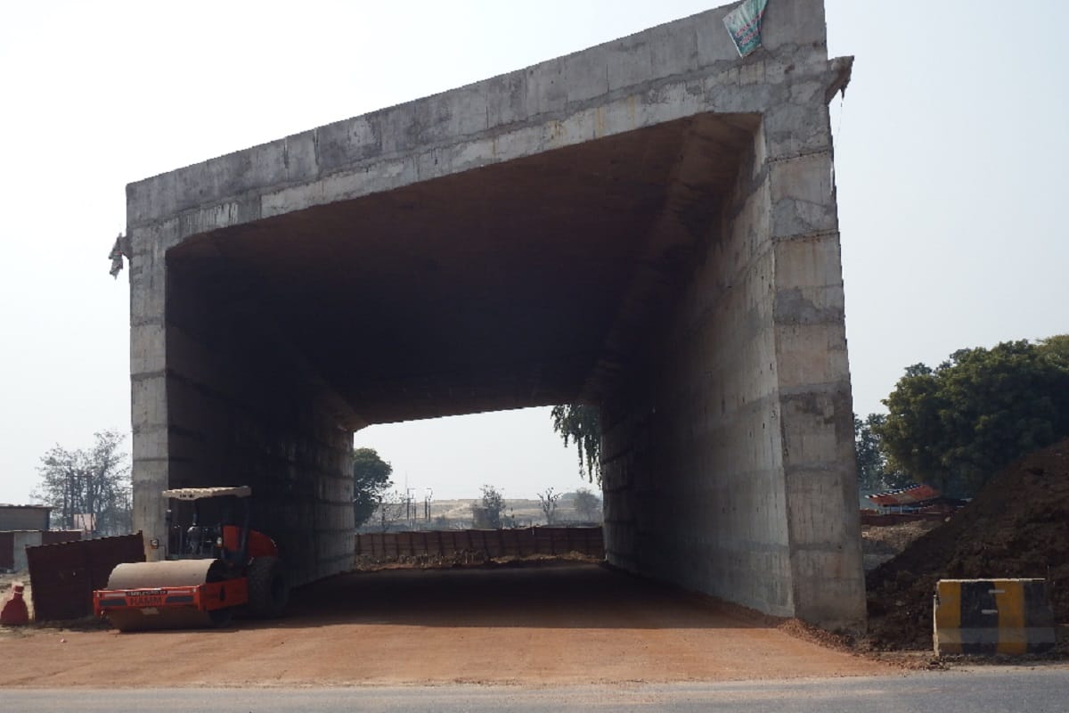 By taking guards and laborers hostage, the miscreants loaded goods worth lakhs in a truck with a crane
