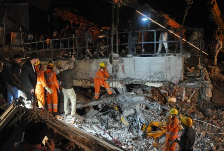 The building collapses on kharar-Landran road, rescue operation continues