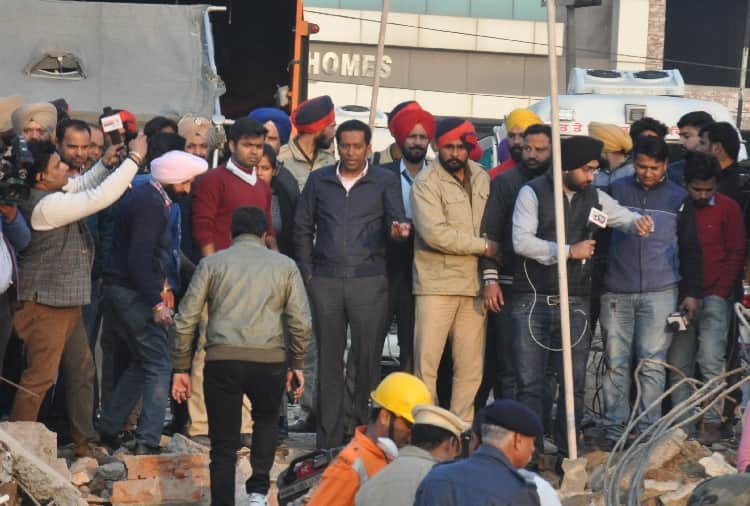 The building collapses on kharar-Landran road, rescue operation continues