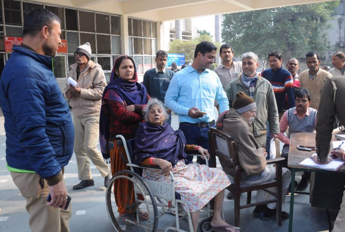 heart patients trapped in lift in lohia institute in lucknow
