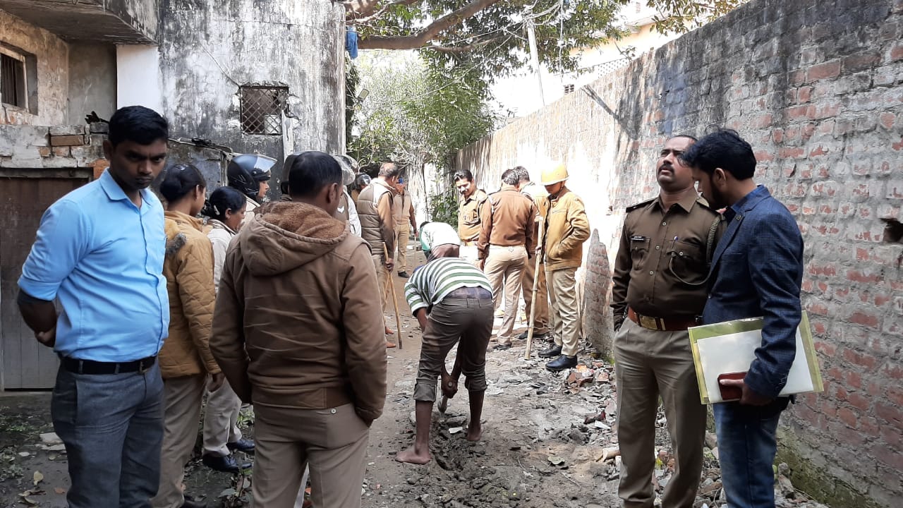 Mother and daughter threatened to commit suicide for Resist pipeline iN Gorakhpur