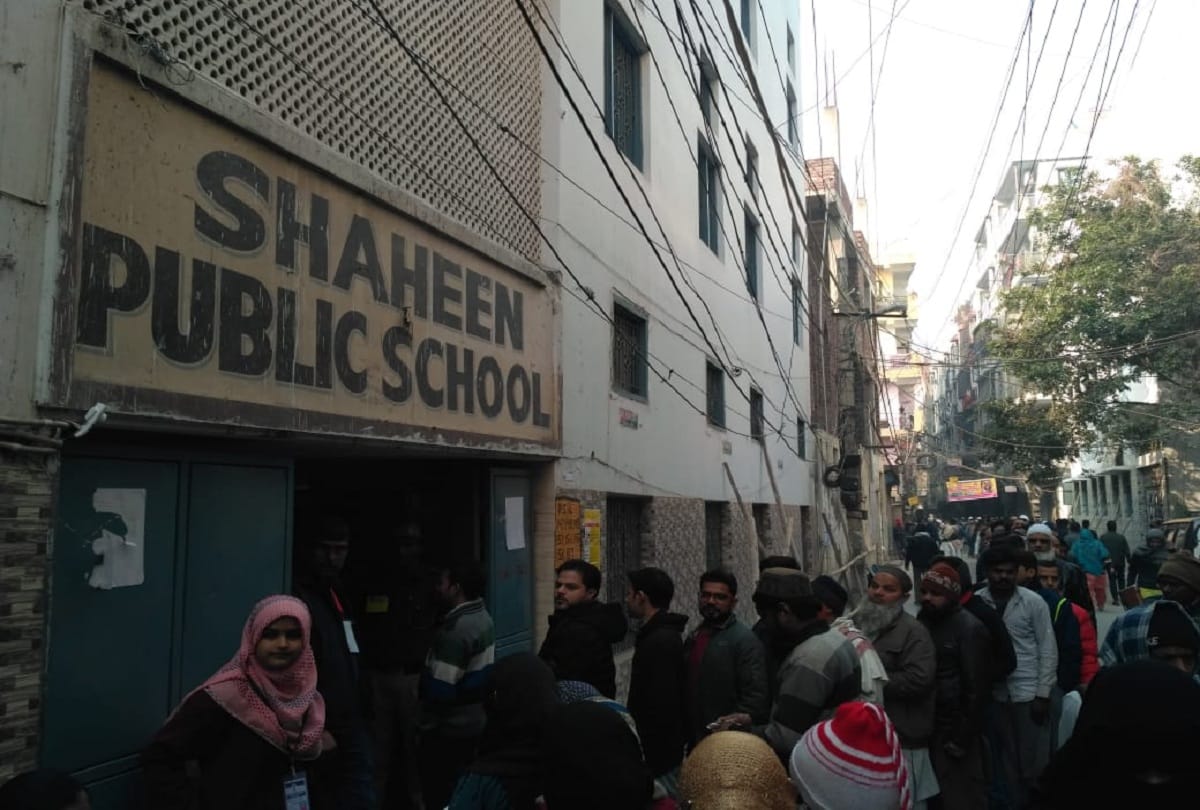Delhi Assembly Elections 2020 long lines of voters in Shaheen bagh polling booths