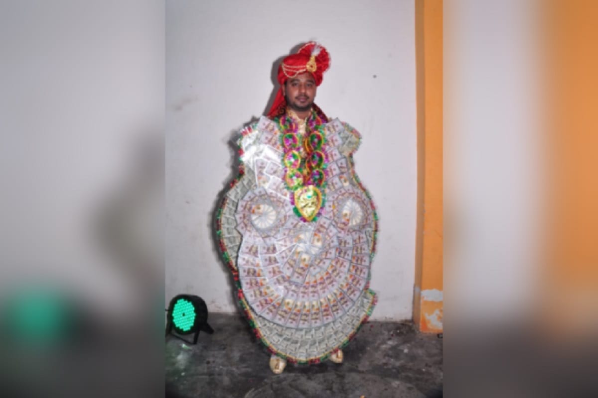 A groom arrived in Shamli wearing a US dollar garland to marriage from the bride