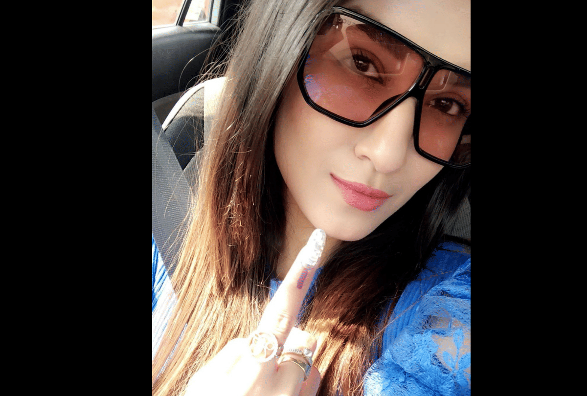 Delhi Assembly Election 2020 taapsee pannu swara bhaskar and many star cast vote