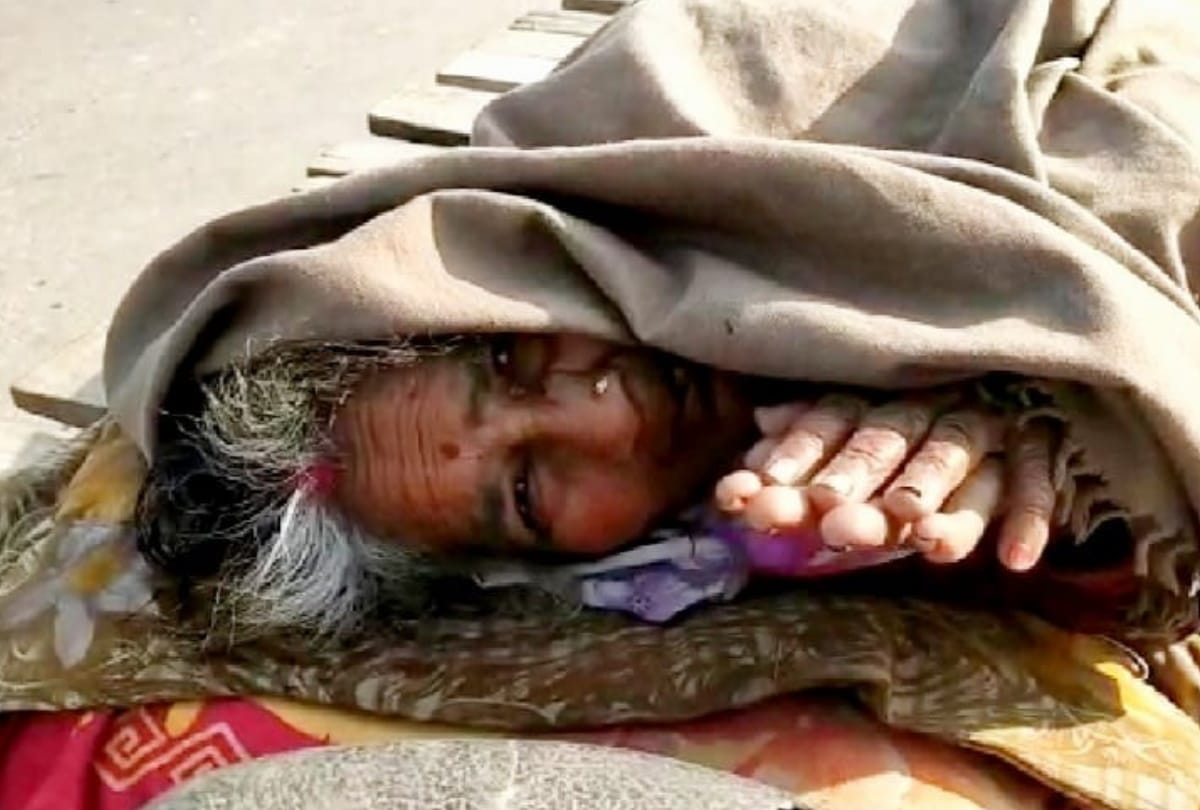 Ambulance did not arrive man took sick wife on hand cart at Gorakhpur