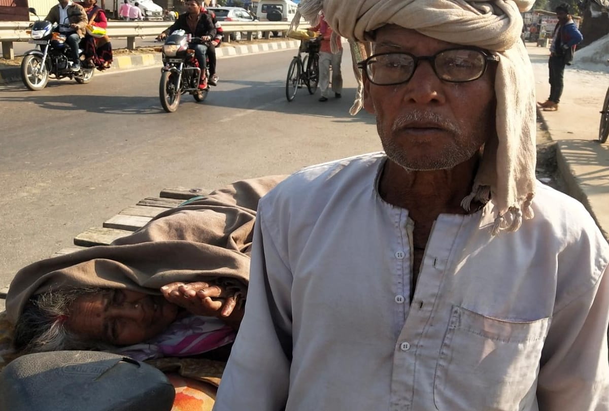 Ambulance did not arrive man took sick wife on hand cart at Gorakhpur