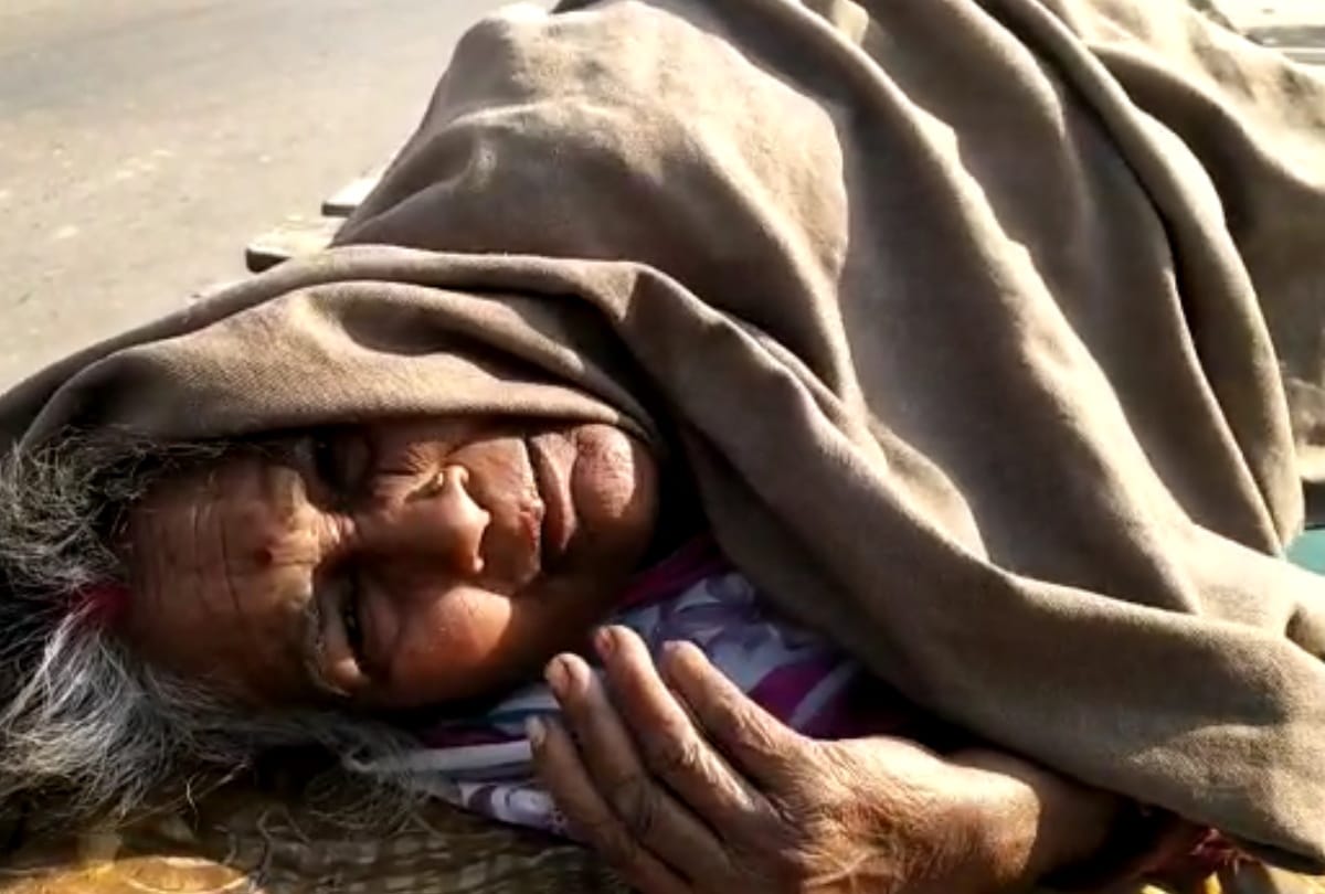 Ambulance did not arrive man took sick wife on hand cart at Gorakhpur