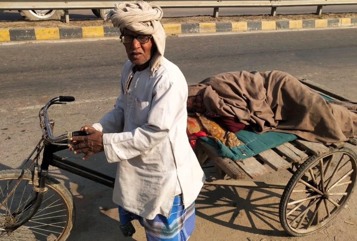 Ambulance did not arrive man took sick wife on hand cart at Gorakhpur