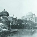 ताजमहल पूर्वी गेट पर दशहरा घाट से सटी हवेली